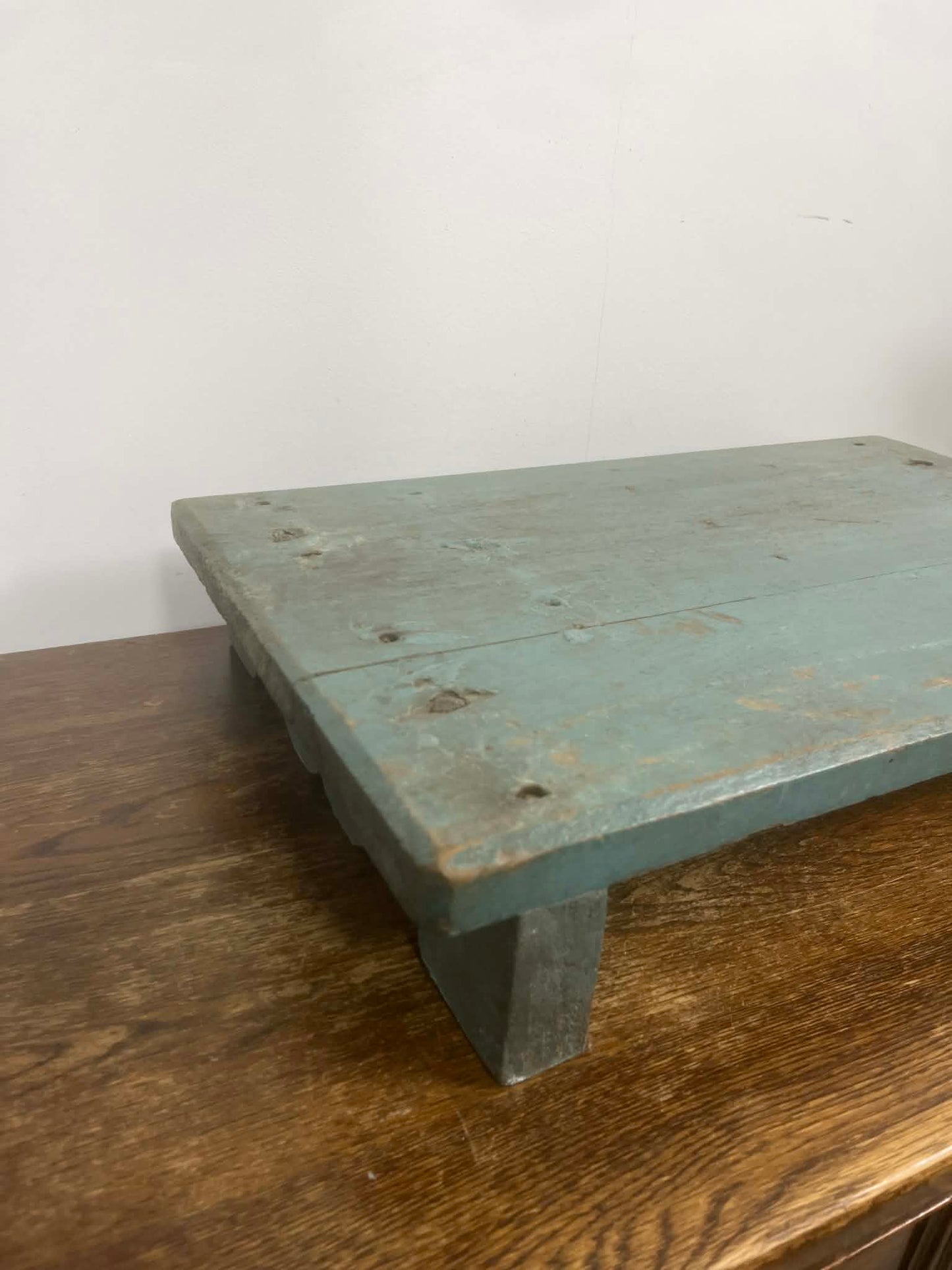 Handcrafted Indian Hardwood Riser – Rustic Teal